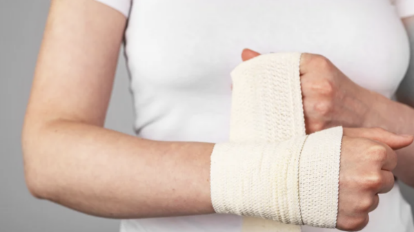 Assisting Mom After a Wrist Injury: Essential Home Care Services in Phoenix and Scottsdale, Arizona